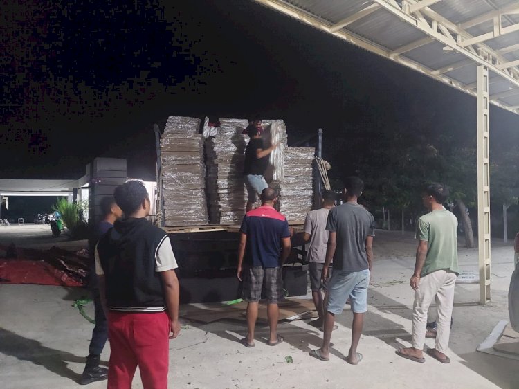 Satgas Preemtif Lakukan Pengawalan Kedatangan Logistik Tahap Pertama di Gudang KPU Kabupaten Sumba Timur.