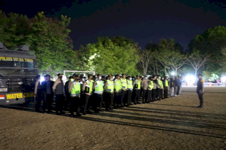 Personil Polres Sumba Timur Lakukan PAM Acara Cahaya Baru Dari Timur Di Lapangan Pahlawan.