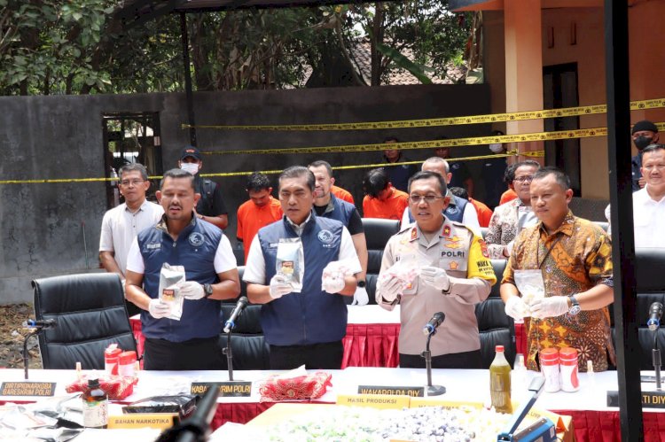 Bareskrim Bongkar Peredaran Gelap Narkoba Modus Keripik Pisang.