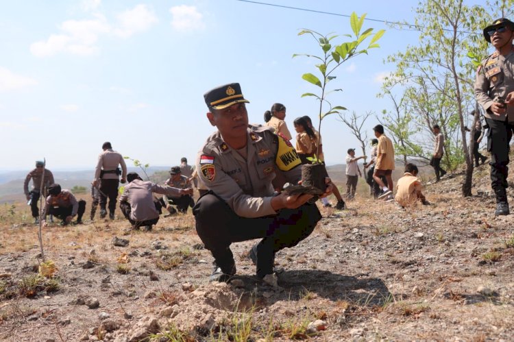 Dari Patung Kuda Batas Kota Waingapu, Puluhan Personil Polres Sumba Timur Lakukan Beberapa Kegiatan.