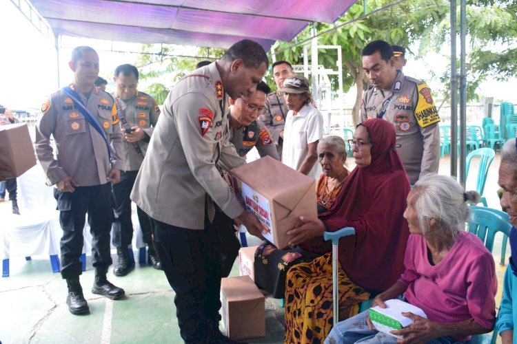 Kapolda NTT Berikan Bantuan Sosial kepada 100 KK di Kecamatan Kota Waingapu.