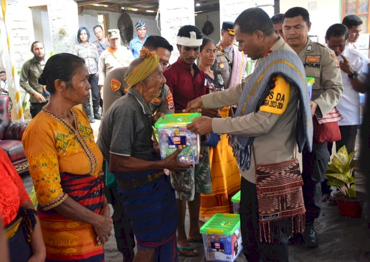 Kapolda NTT Bagikan Ratusan Sembako kepada Masyarakat Desa Kadi Pada, Sumba Barat Daya.