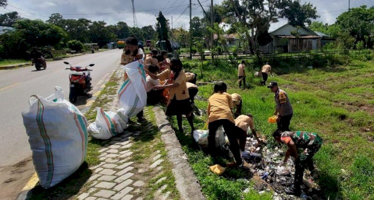 Bersinergi Peduli Lingkungan, Bhabinkamtibmas, Babinsa Dan Pramuka Di Lewa Turun Ke Jalan