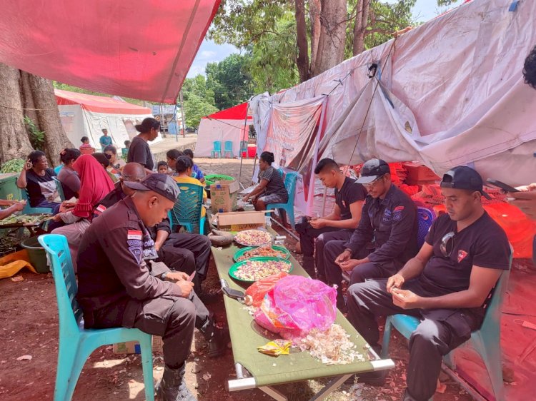 Sat Brimob Polda NTT Bangun Dapur Umum dan Masak Untuk Pengungsi Korban Erupsi Gunung Lewotobi