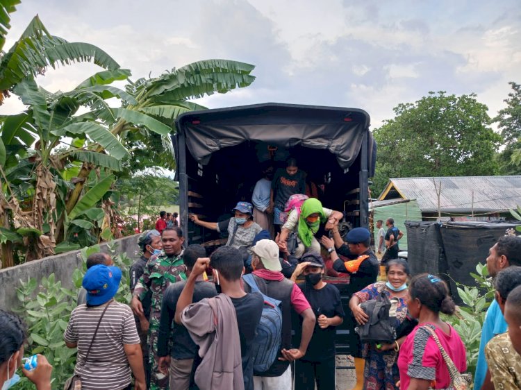 Tim SAR Brimob Polda NTT Evakuasi Warga Korban Erupsi Gunung Lewotobi di Desa Riang Rita.