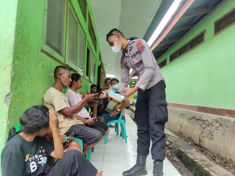 Tim Trauma Healing Ditsamapta Polda NTT Bantu Korban Erupsi Gunung Lewotobi Laki-laki di Kabupaten Flotim