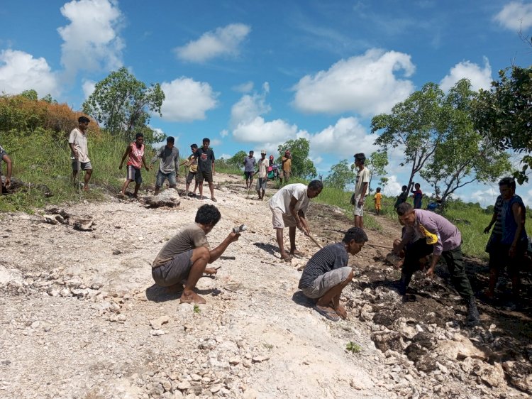 Bhabinkamtibmas Bersama Masyarakat Gotong Royong Perbaiki Jalan Desa.