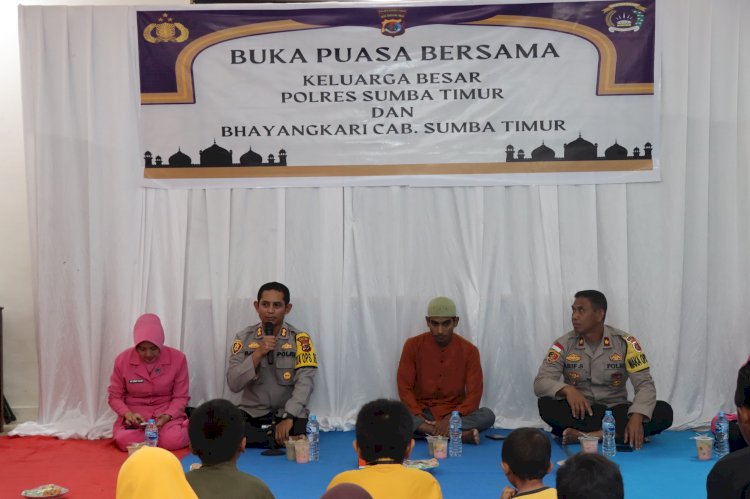 Polres Sumba Timur Bagi Takjil Dan Buka Puasa Bersama.
