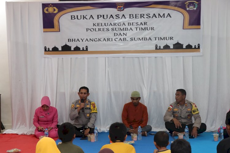 Polres Sumba Timur  Bagi Takjil Dan Buka Puasa Bersama.