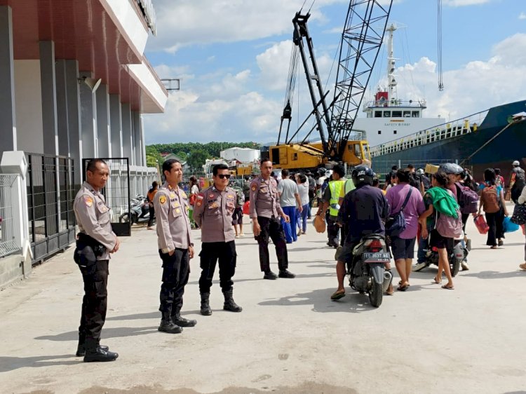 H +2 Lebaran, Kapolres Sumba Timur Pantau Arus Balik Di Pelabuhan Nusantara Waingapu.