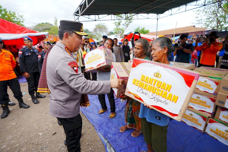 Tinjau Posko Pengungsian Erupsi Lewotobi, Kapolri Pastikan Pelayanan dan Kebutuhan Warga