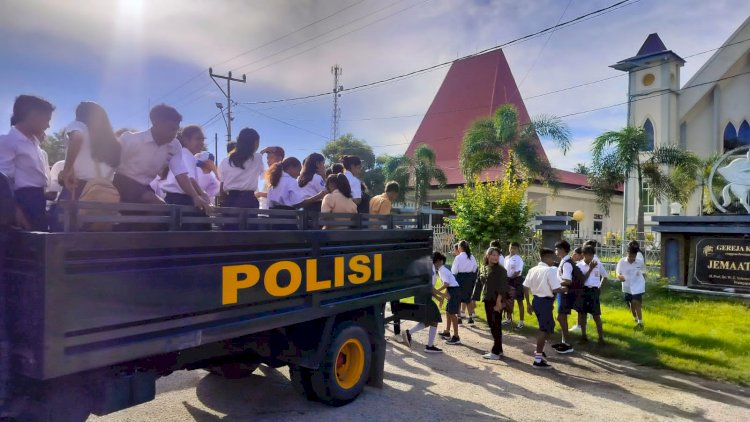 Polres Sumba Timur Melayani dengan Tulus, Fasilitasi Siswa SMP Ke Acara Natal Bersama Se Sumba Timur