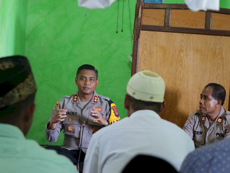 Laksanakan Jumat Curhat di Masjid Ar Rahman Kambajawa, Kapolres Sumba Timur Dengarkan Masukan Masyarakat