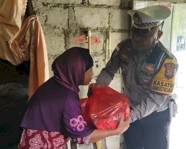 Wujud Kepedulian Polri, Satlantas Polres Sumba Timur Berikan Bantuan Sembako ke Lansia