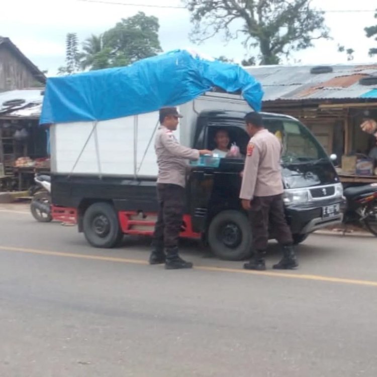 Polsek Lewa Polres Sumba Timur Bagikan Takjil Gratis, Wujud Kepedulian di Bulan Ramadan