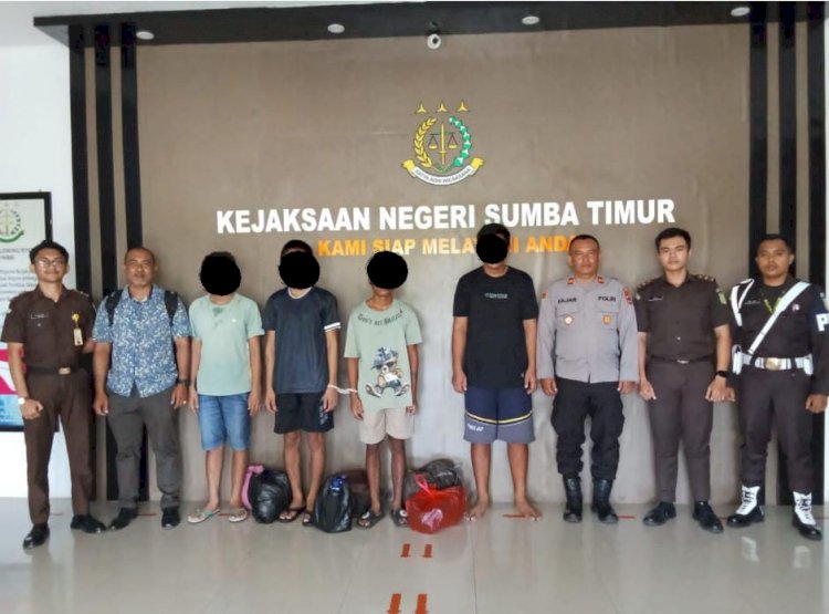 Polsek Pahunga Lodu Serahkan Empat Tersangka Kasus Pencurian Kerbau ke Kejaksaan