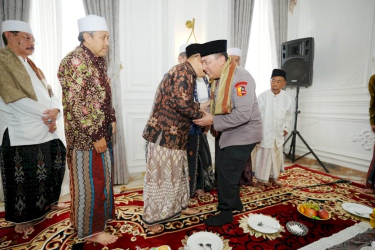 Kunjungi Buntet Pesantren Cirebon, Kapolri Silaturahmi ke Dewan Sepuh hingga Resmikan Pondok