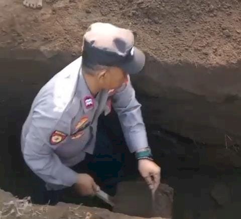 Anggota Polsek Buluspesantren Ikut Menggali Makam demi Bantu Sahabatnya