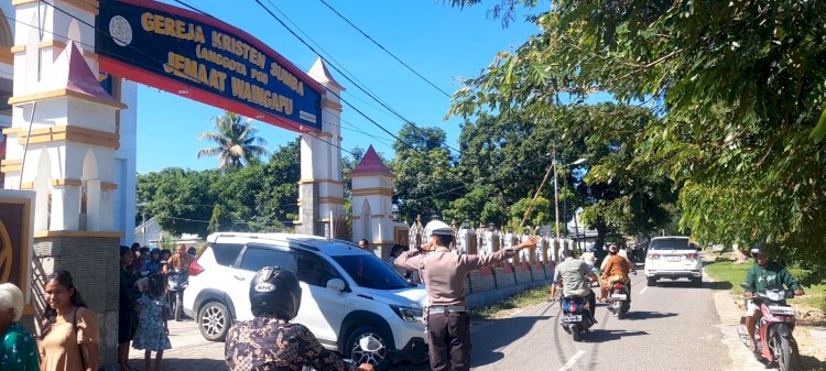 Wujudkan Rasa Aman, Satlantas Polres Sumba Timur Kawal Kelancaran Lalu Lintas Saat Ibadah Minggu