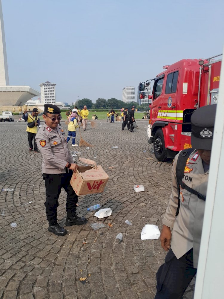 Personel Polri Sigap Bersih-bersih Kawasan Monas Usai May Day Fiesta