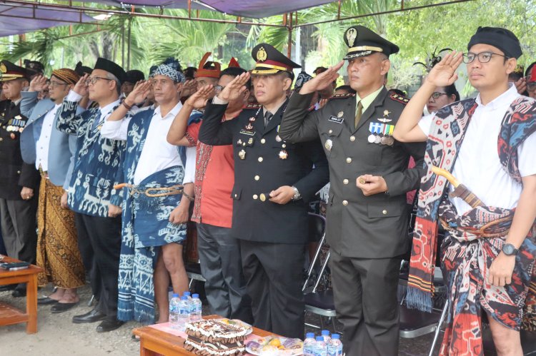 Kapolres Sumba Timur Hadiri Upacara Hardiknas 2025 di Lapangan Pahlawan Waingapu