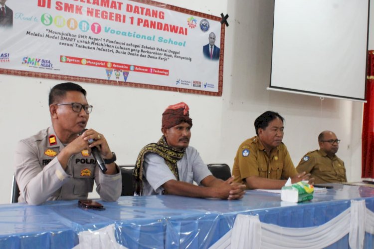 Iptu Frensen Berikan Pesan Kamtibmas pada Momen Kelulusan Siswa-Siswi SMKN I Pandawai