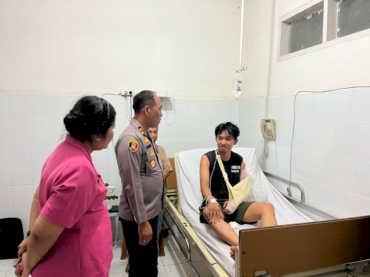 Kapolres Sumba Timur dan Ketua Bhayangkari Jenguk Personel yang Sakit