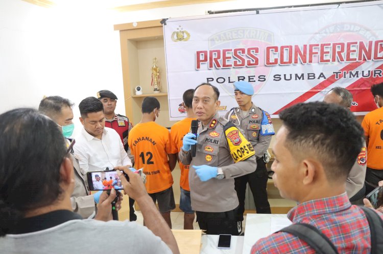 Kapolres Sumba Timur Gelar Konferensi Pers Terkait Kasus Pencurian Sepeda Motor di Pantai Warahai