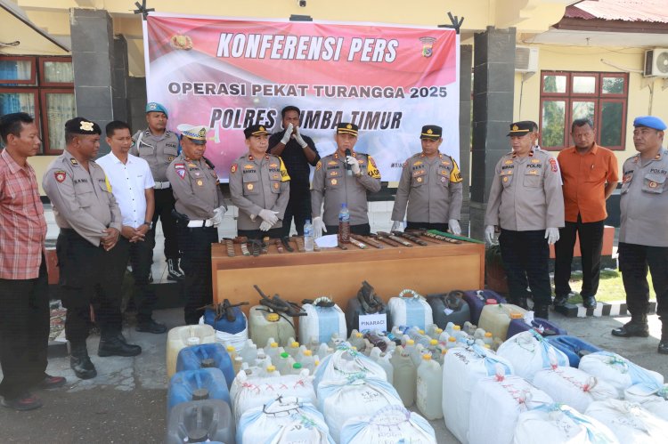 Operasi “Pekat Turangga 2025”, Polres Sumba Timur Polda NTT Amankan Ratusan Liter Miras dan Belasan Senjata Tajam