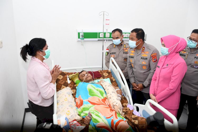 Kapolda NTT Tunjukkan Kepedulian, Jenguk Anggota Polres TTS yang Alami Laka Saat  Tugas Pengawalan