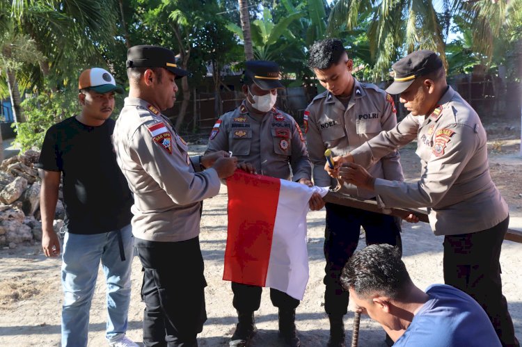 Polres Sumba Timur Bagikan dan Pasang Bendera Merah Putih di Rumah Warga