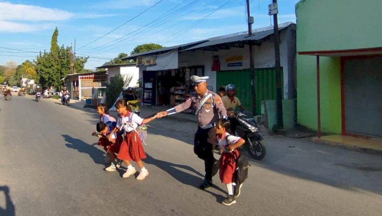 Lalu Lintas Tertib, Satlantas Polres Sumba Timur Kawal Mobilitas Pagi