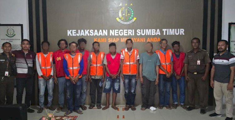 Berkas Perkara Lengkap, Polsek Umalulu Serahkan 10 Tersangka Kasus Penggelapan Pupuk ke Kejari Waingapu