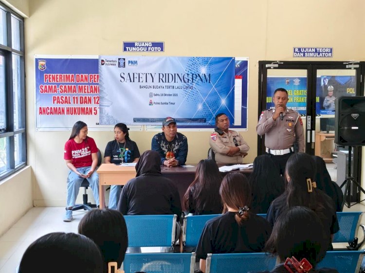 Sat Lantas Polres Sumba Timur Berikan Edukasi Safety Riding kepada Karyawan PNM