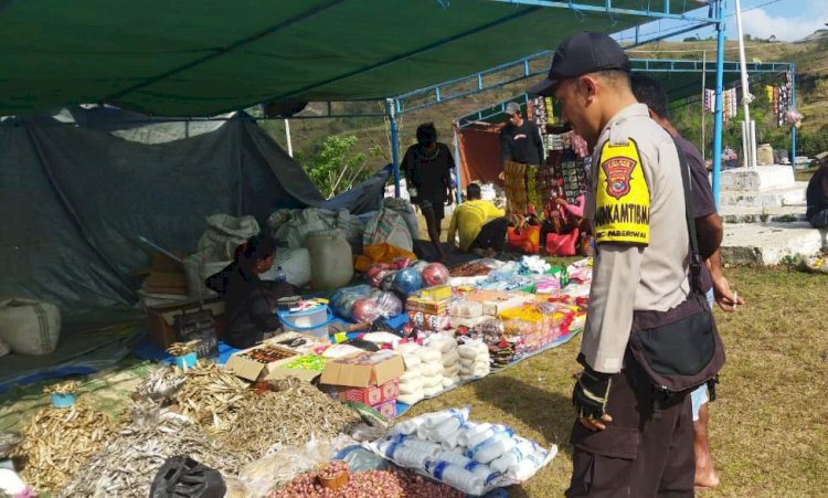 Bhabinkamtibmas Mehang Mata Patroli dan Sosialisasi Kamtibmas di Pasar Kananggar