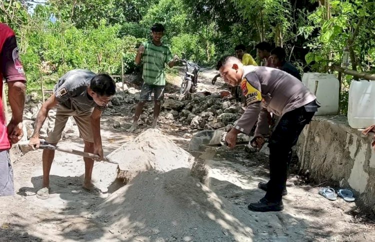 Kolaborasi Bhabinkamtibmas dan Masyarakat Wujudkan Jalan Layak di Desa Tarimbang