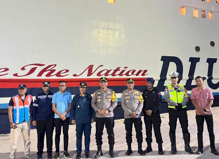 Kapolres Sumba Timur Tinjau Aktivitas Penumpang di Pelabuhan Nusantara