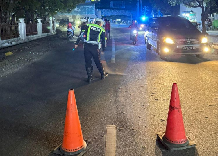 Respon Cepat Satlantas Polres Sumba Timur Bersihkan Jalan Usai Laporan Warga