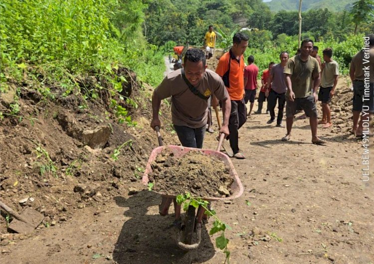 Respons Cepat Keluhan Warga, Polsek Tabundung Bersama Masyarakat Bersihkan Jalan Tertutup Longsor