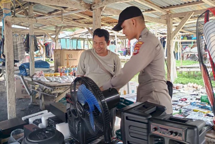 Polsek Waijelu Hadir di Pasar Hadakamali, Jamin Keamanan Aktivitas Warga