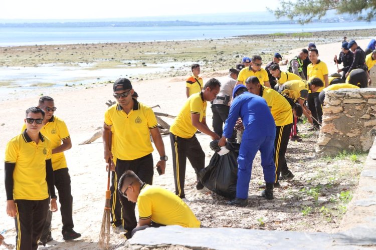 Tindak Lanjut Instruksi Presiden, Polres Sumba Timur Bersama Personel Gabungan Gelar Aksi Bersih Pantai