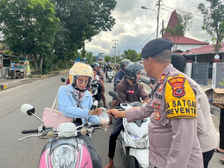 Polres Sumba Timur Gelar Pembagian Takjil di Bulan Suci Ramadhan 1447 H, Tingkatkan Kepedulian dan Silaturahmi