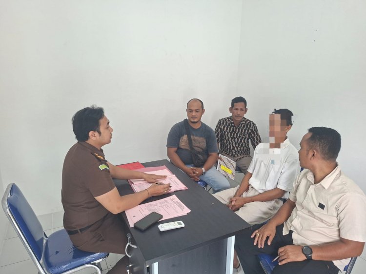 Polsek Pandawai Serahkan Tersangka Kasus Dugaan Pembunuhan ke Kejaksaan Negeri Sumba Timur