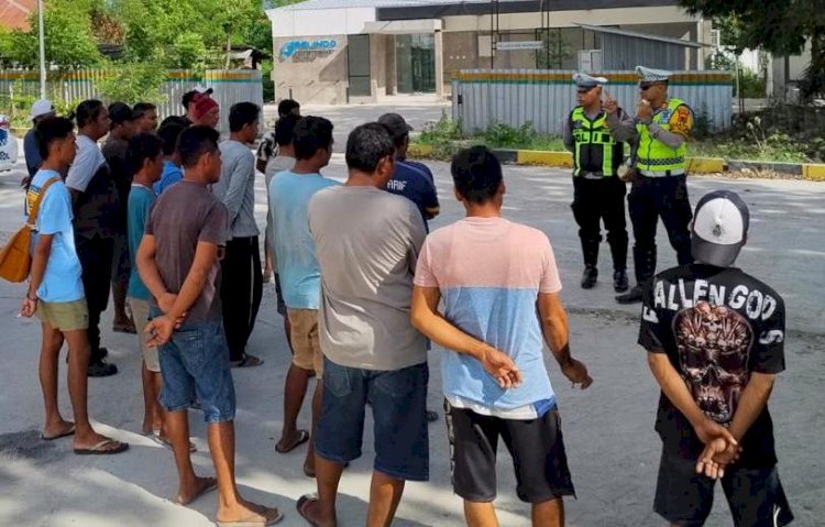 Satlantas Polres Sumba Timur Berikan Sosialisasi Kamseltibcarlantas kepada Sopir Truk Batu Bara di Pelabuhan Waingapu