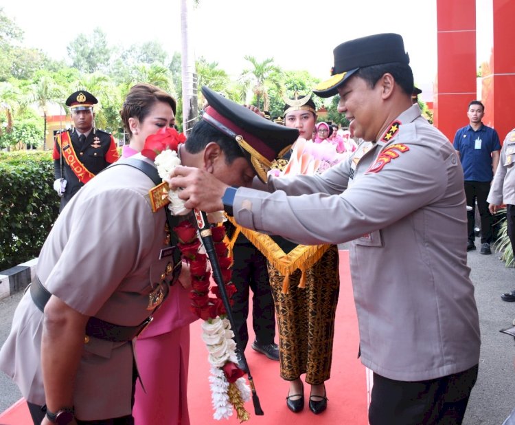 Haru dan Penuh Penghormatan, Kapolda NTT Pimpin Tradisi Pedang Pora Pelepasan Brigjen Pol Baskoro Tri Prabowo