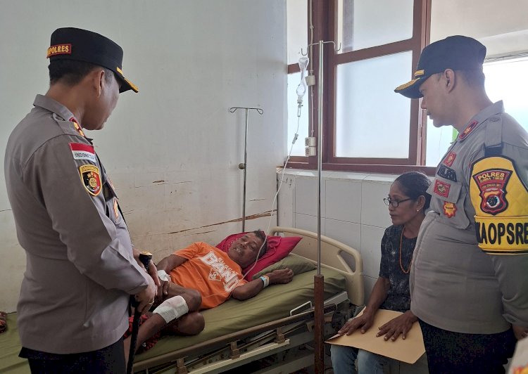 Kapolres Sumba Timur Hadir Menjenguk Korban Kecelakaan, Beri Dukungan Moril