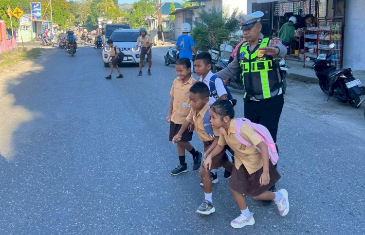 Pengaturan Lalu Lintas Pagi, Bentuk Pelayanan Polres Sumba Timur kepada Masyarakat