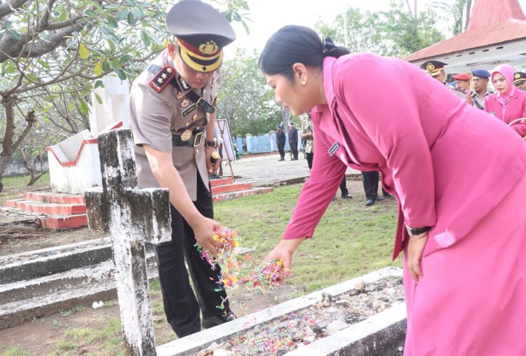Polres Sumba Timur Gelar Ziarah Rombongan di TMP Umbu Ndawa Kareuk dalam Rangka Hari Bhayangkara ke-80