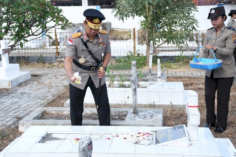 Polda NTT Gelar Upacara Ziarah Tabur Bunga di TMP Dharma Loka, Wujud Penghormatan kepada Jasa Para Pahlawan Jelang Hari Bhayangkara ke-80