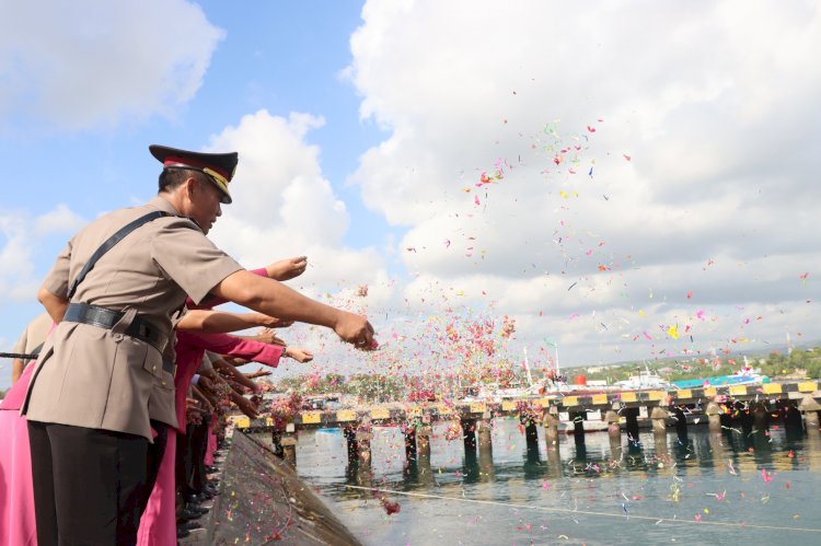 Sambut HUT Bhayangkara ke 80, Polres Sumba Timur Gelar Tabur Bunga di Dermaga Lama Waingapu, Wujud Penghormatan kepada Jasa Pahlawan